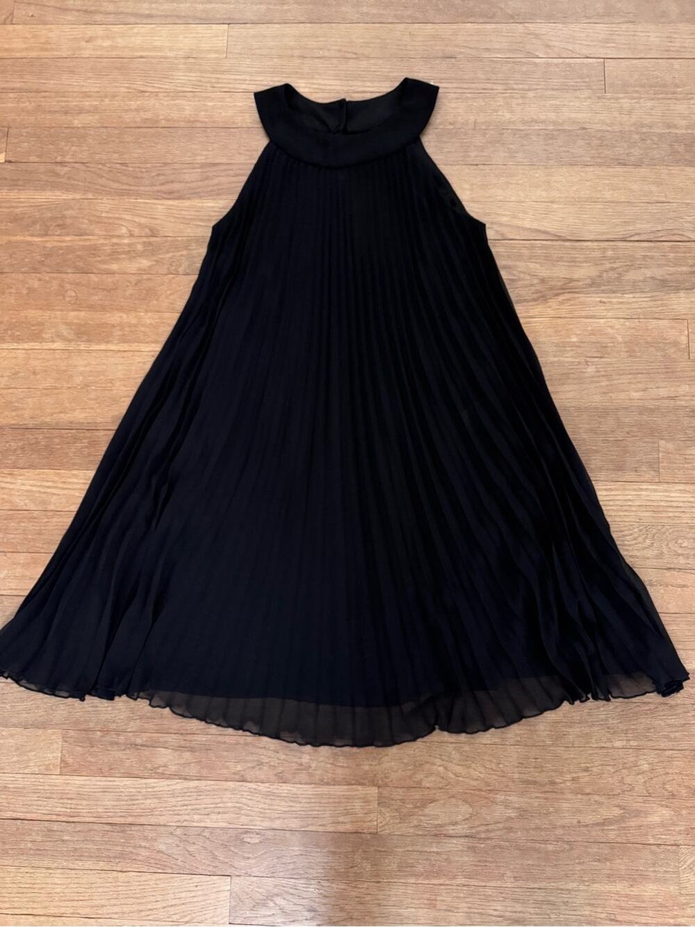 Dressbarn Collection Women's Black Knee Length Pleated Dress - Size 6
b94